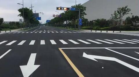 蘇州停車位劃線廠家解讀，道路交通標(biāo)志牌通常布置在什么區(qū)域？
